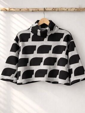 Bel Kazan Black & Gray Geometric Turtleneck Crop Lightweight Sweatshirt Size L